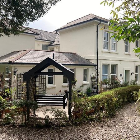 Hollyhocks Holiday Home- 2 Bedroomed Ground Floor Apartment Sleeps 5 艾维布里奇 外观 照片