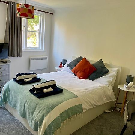 Hollyhocks Holiday Home- 2 Bedroomed Ground Floor Apartment Sleeps 5 艾维布里奇 外观 照片