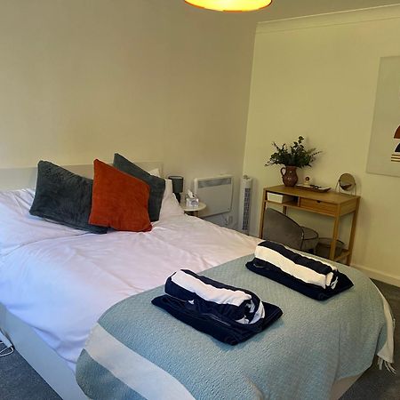 Hollyhocks Holiday Home- 2 Bedroomed Ground Floor Apartment Sleeps 5 艾维布里奇 外观 照片