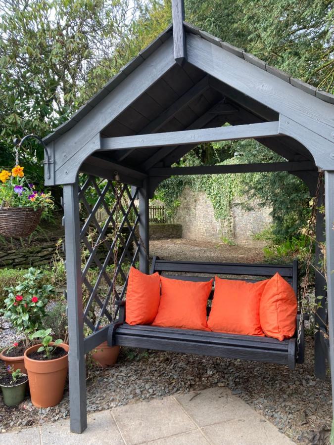 Hollyhocks Holiday Home- 2 Bedroomed Ground Floor Apartment Sleeps 5 艾维布里奇 外观 照片