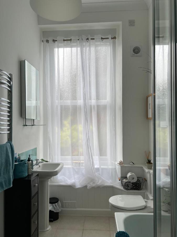 Hollyhocks Holiday Home- 2 Bedroomed Ground Floor Apartment Sleeps 5 艾维布里奇 外观 照片