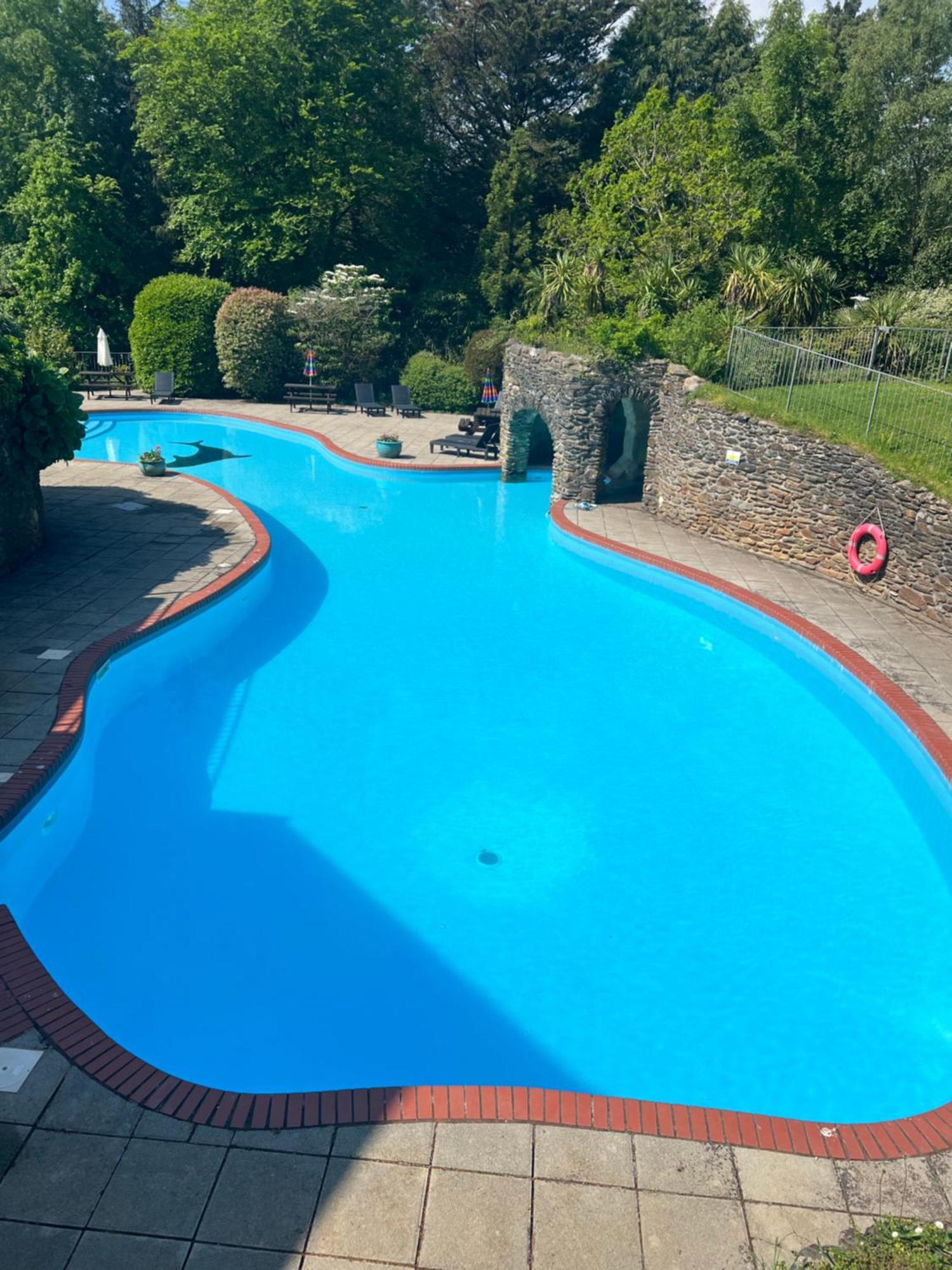 Hollyhocks Holiday Home- 2 Bedroomed Ground Floor Apartment Sleeps 5 艾维布里奇 外观 照片