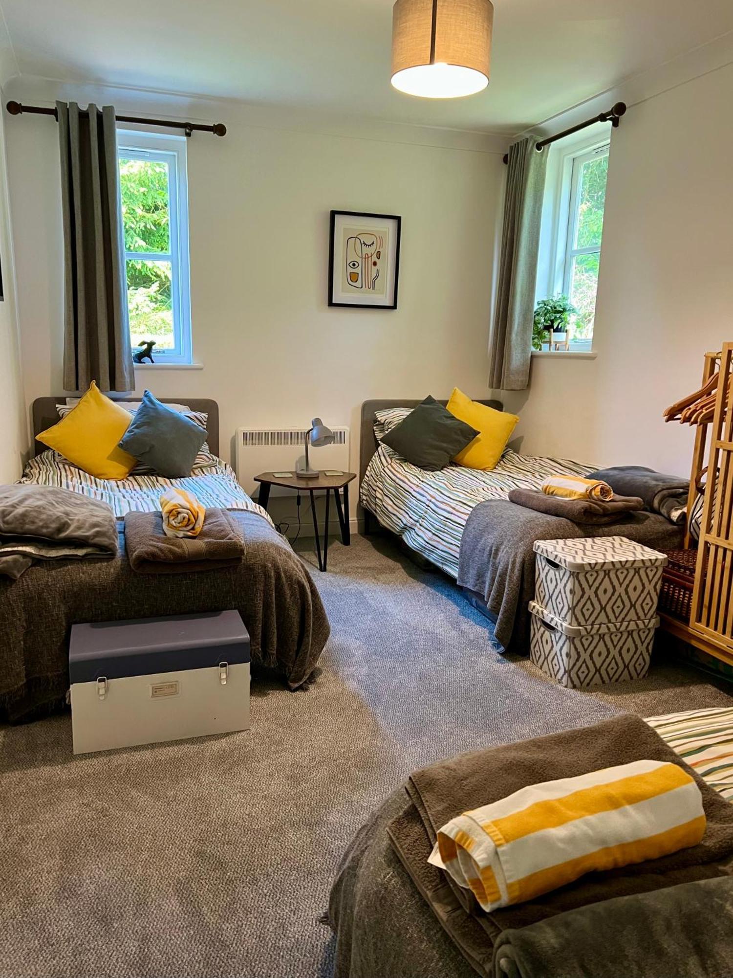 Hollyhocks Holiday Home- 2 Bedroomed Ground Floor Apartment Sleeps 5 艾维布里奇 外观 照片