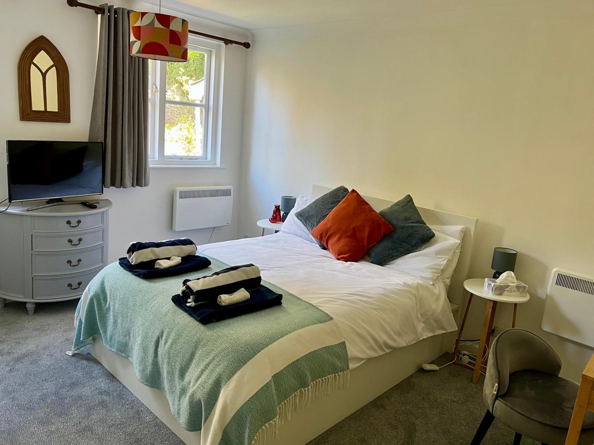 Hollyhocks Holiday Home- 2 Bedroomed Ground Floor Apartment Sleeps 5 艾维布里奇 外观 照片