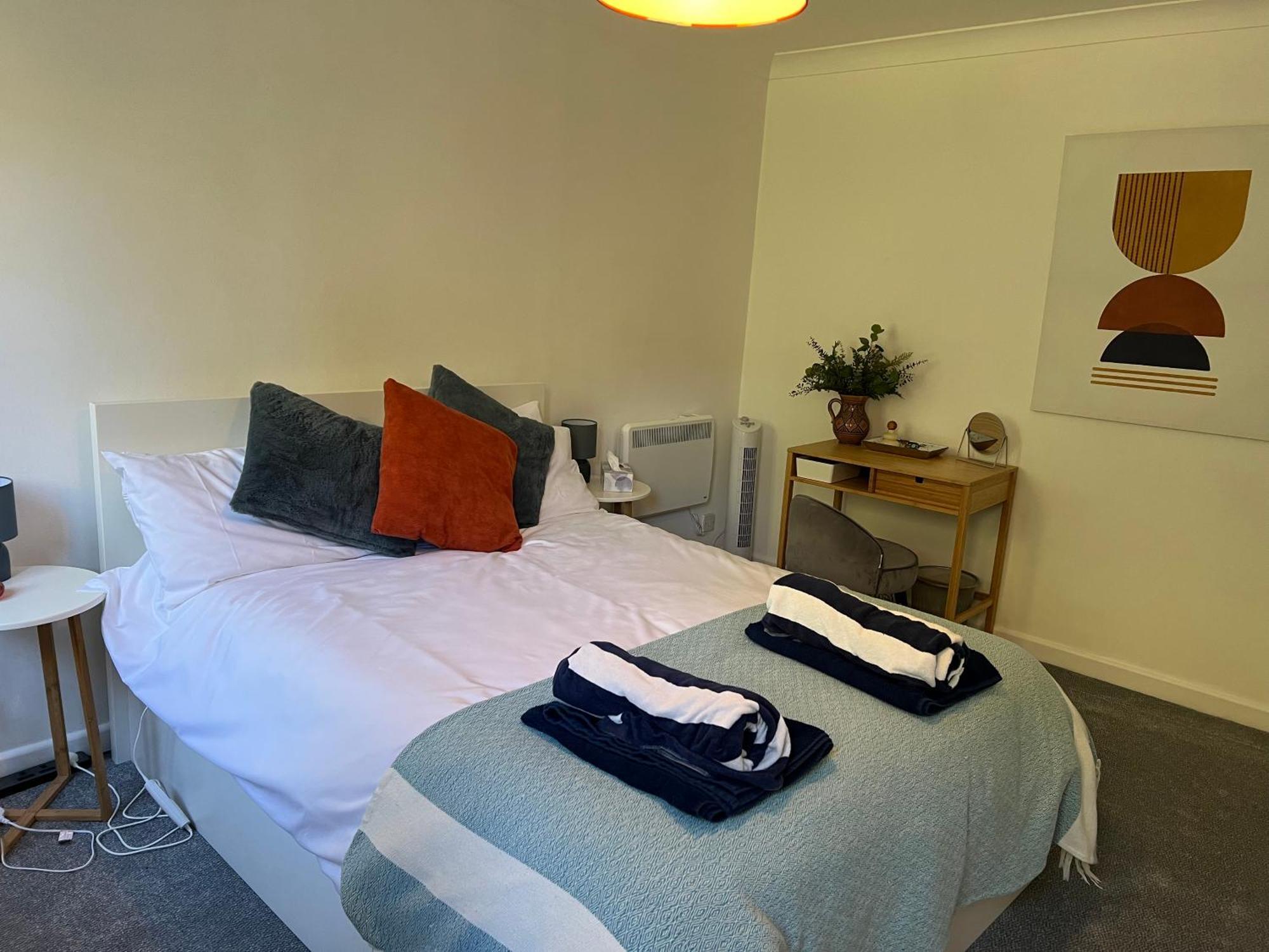 Hollyhocks Holiday Home- 2 Bedroomed Ground Floor Apartment Sleeps 5 艾维布里奇 外观 照片